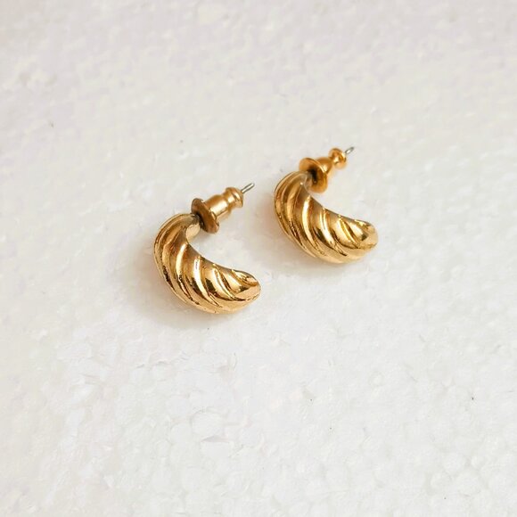 Sarah Coventry Gold Ribbed Earrings Small Vintage Stud/Post - Picture 3 of 9